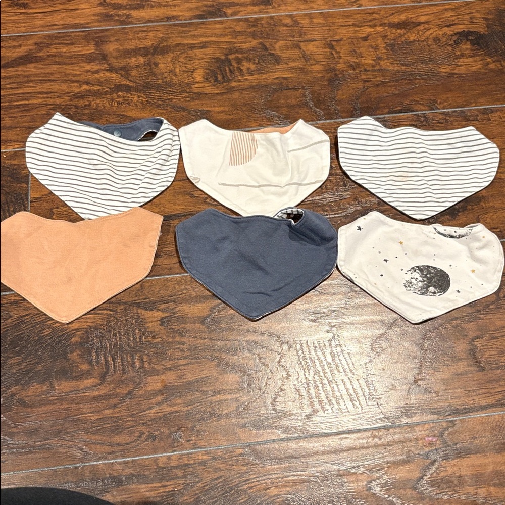 Goumi Reversible Bib Bundle.
